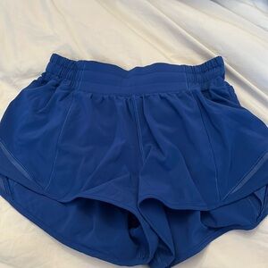 Lululemon hotty hot shorts size 4 2.5 length in color Larkspur